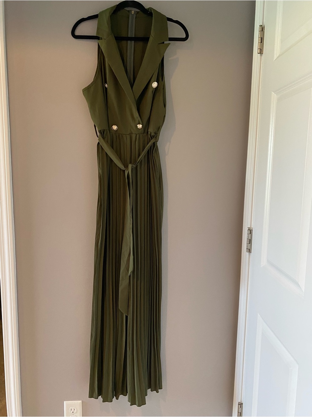 Sleeveless Olive Green Pleated Maxi Dress with Belt